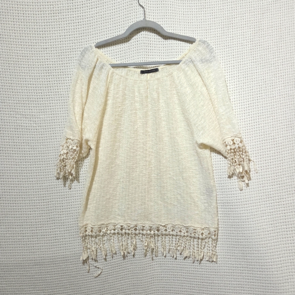 Suzy Shier Size Small Cream Crochet Fringe Trim Tshirt